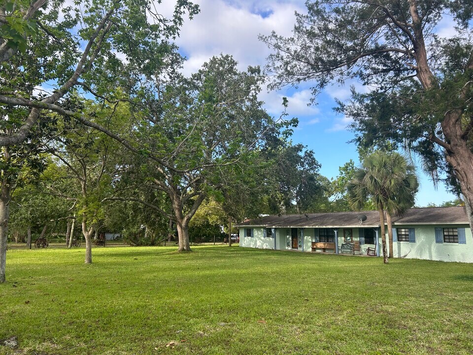 5720 Sweetwater Blvd in Port Orange, FL - Building Photo