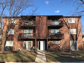 686 Daisy Ln, Unit 116 in Roselle, IL - Building Photo