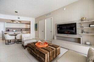 4111 S Ocean Dr in Hollywood, FL - Building Photo