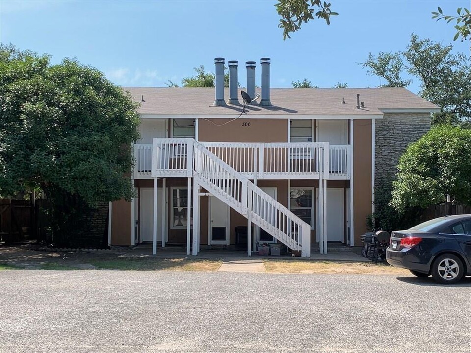 300 Algerita Dr in Georgetown, TX - Foto de edificio