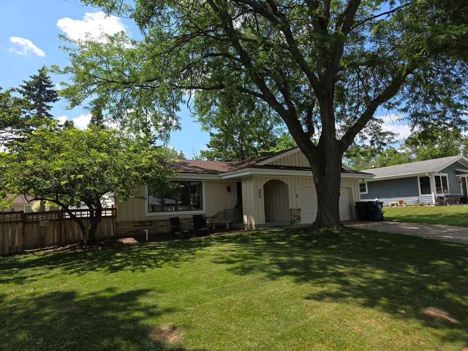 8045 S Wayland Dr in Oak Creek, WI - Building Photo