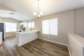 10016 W Gross Ave in Tolleson, AZ - Foto de edificio - Building Photo