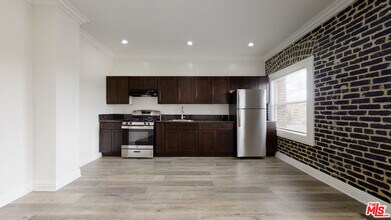 738 S New Hampshire Ave in Los Angeles, CA - Foto de edificio - Building Photo