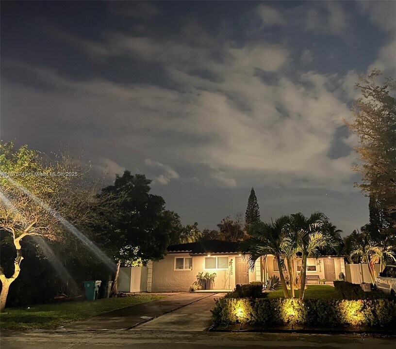 121 NE 121st St in North Miami, FL - Building Photo