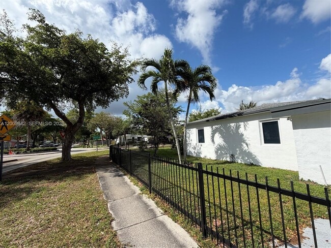 1005 NW 123rd St in North Miami, FL - Building Photo - Building Photo
