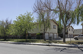 1050 E Ave. Q-3 in Palmdale, CA - Building Photo - Building Photo