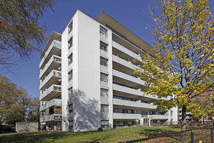 Strathgowan Apartments in Mississauga, ON - Building Photo