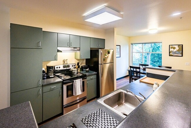 Radford Court in Seattle, WA - Building Photo - Building Photo