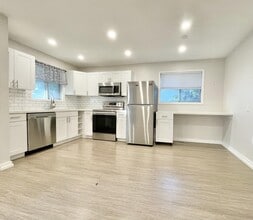 256 Glennie Ave in Hamilton, ON - Building Photo - Building Photo