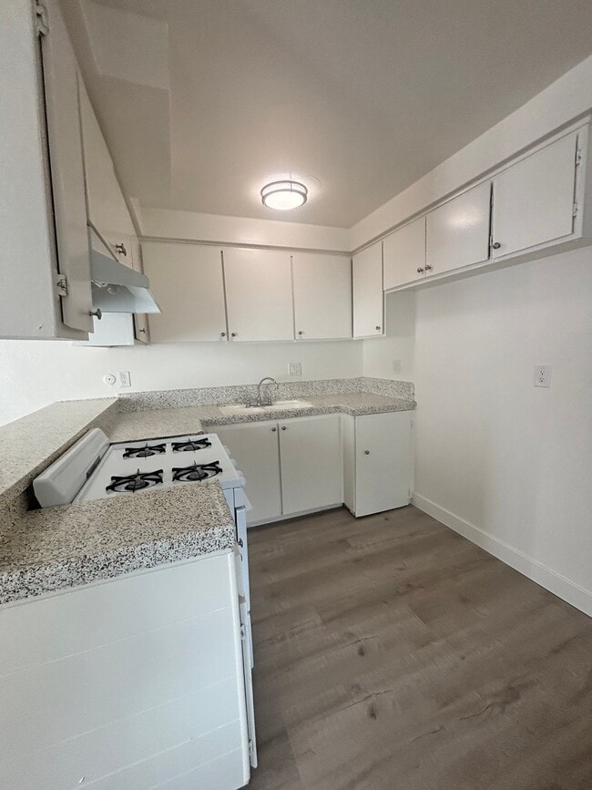 8202 Ashgrove Dr, Unit 13 in La Mirada, CA - Building Photo - Building Photo