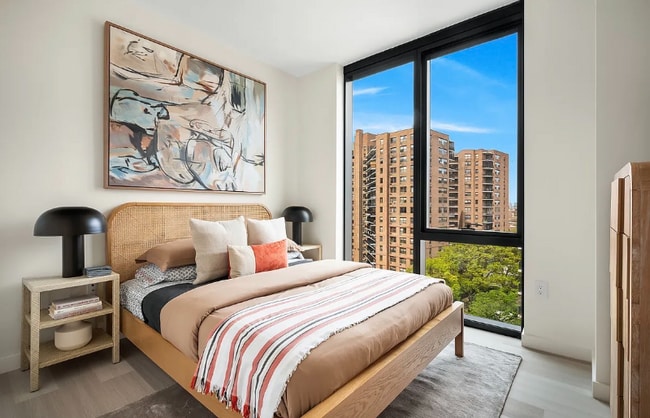 98-10-9863 63rd Rd in Rego Park, NY - Foto de edificio - Building Photo