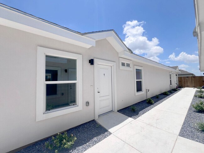 823 N Woodson Ave in Edinburg, TX - Foto de edificio - Building Photo