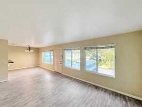 887 Buttercup Rd in Carlsbad, CA - Building Photo - Building Photo