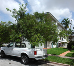 219 Phoenetia Ave in Coral Gables, FL - Foto de edificio - Building Photo