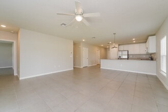 994 James Dr in Poinciana, FL - Foto de edificio - Building Photo