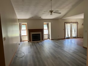 1124 Old Crows Way in Springfield, IL - Foto de edificio - Building Photo