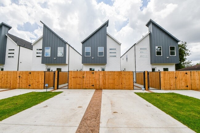 property at 2706 Bostic St