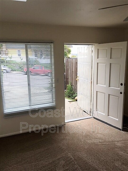 2072 Diamond St in San Diego, CA - Building Photo