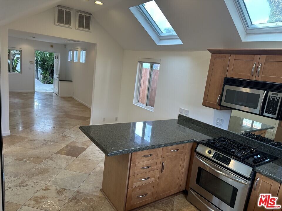 2454 Penmar Ave in Los Angeles, CA - Building Photo