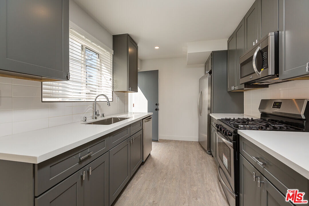 4100 Country Club Dr in Los Angeles, CA - Building Photo