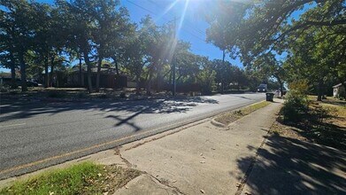 2621 N Locust St in Denton, TX - Building Photo - Building Photo