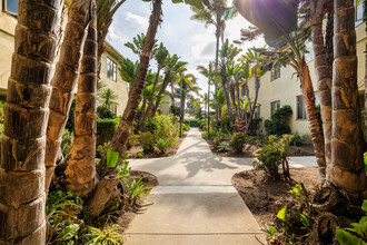 421 San Vicente Apartments in Santa Monica, CA - Foto de edificio - Building Photo