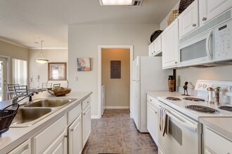 Lincoln Villas on Memorial in Tulsa, OK - Building Photo - Building Photo