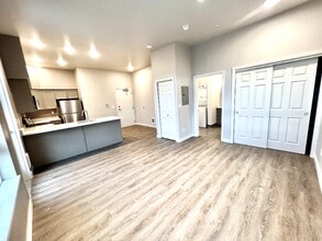 2330 Yakima Ct, Unit B401 in Tacoma, WA - Foto de edificio - Building Photo