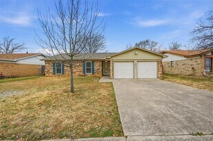 7517 Clover Ln in Watauga, TX - Building Photo