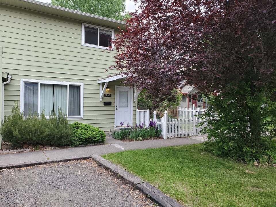 1209 10th St-Unit -Unit C in La Grande, OR - Building Photo