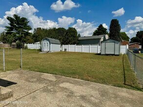 8413 Cloverport Dr in Louisville, KY - Building Photo - Building Photo
