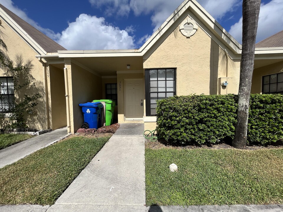 3651 NW 83rd Ln in Sunrise, FL - Building Photo