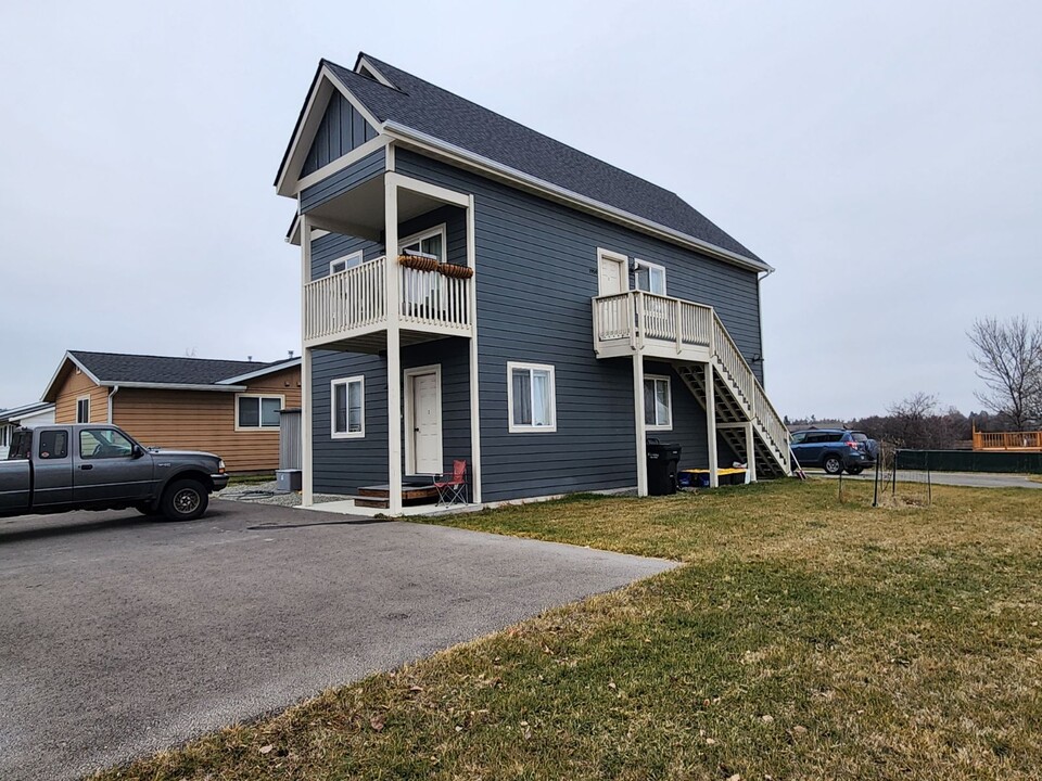 1959 Bluestone Dr in Kalispell, MT - Foto de edificio