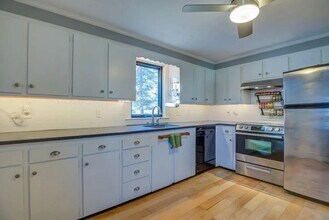 28 Oregon St, Unit 1 in Portland, ME - Foto de edificio - Building Photo