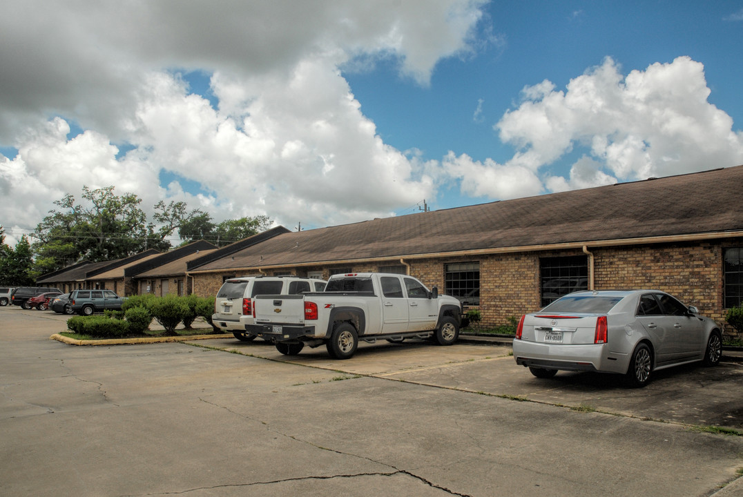 American Apartments in Lake Jackson, TX - Building Photo