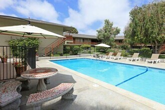 555 Greenbrier Dr in Oceanside, CA - Building Photo - Building Photo