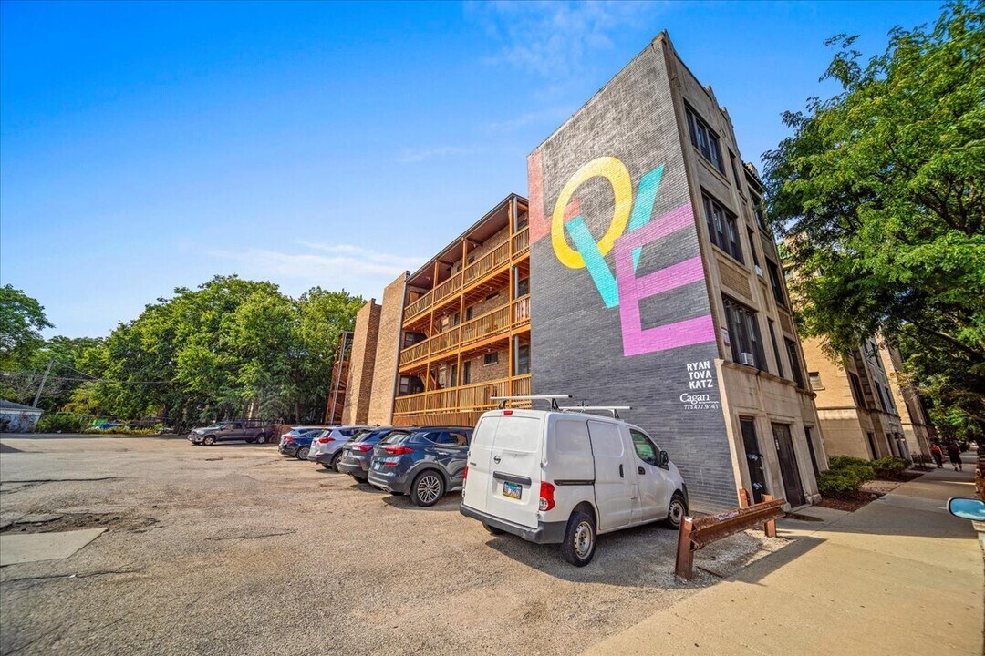 631 W ROSCOE St, Unit m3 in Chicago, IL - Building Photo