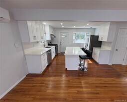 37 Bainbridge Ave in Melville, NY - Building Photo