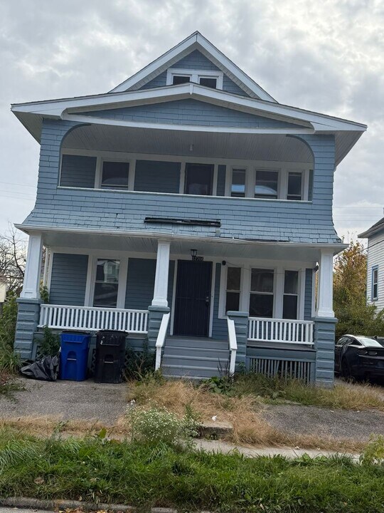 12706 Parkhill Ave in Cleveland, OH - Foto de edificio
