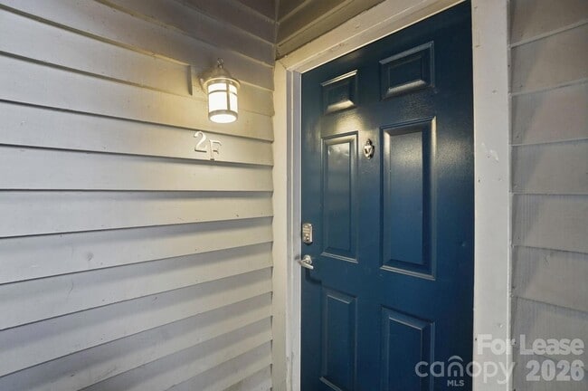 525 N Graham St, Unit 2F in Charlotte, NC - Foto de edificio - Building Photo