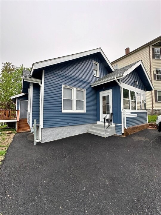 29 Bedford Ave in Worcester, MA - Building Photo