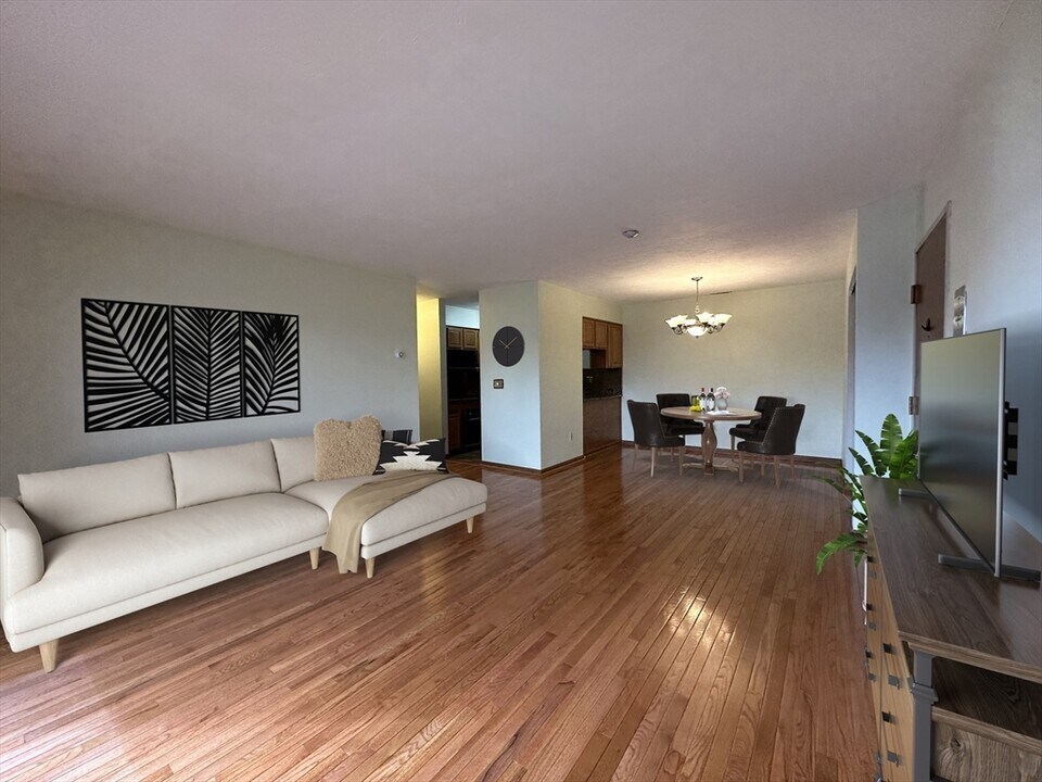 340 Sunderland Rd in Worcester, MA - Building Photo