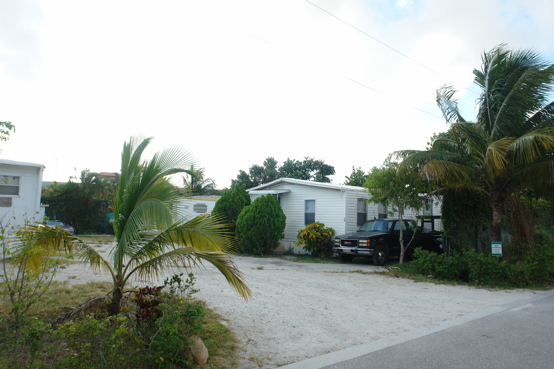 Holiday 2 Mobile Home Park in Lake Worth, FL - Building Photo