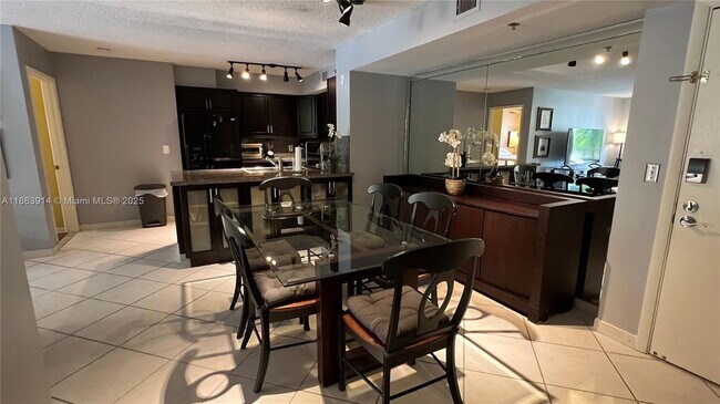 19555 E Country Club Dr in Aventura, FL - Building Photo - Building Photo