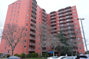 115 W Squantum St in Quincy, MA - Building Photo