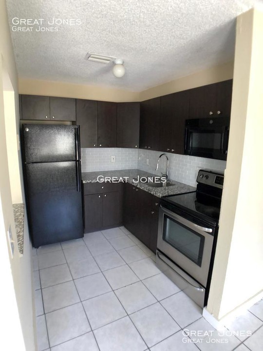 810 SW 6th Ct-Unit -A in Pompano Beach, FL - Foto de edificio