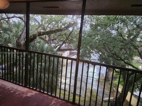 601 Ives Dairy Rd in Miami, FL - Building Photo - Building Photo