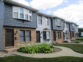 1700 Rockingham Dr in Normal, IL - Building Photo