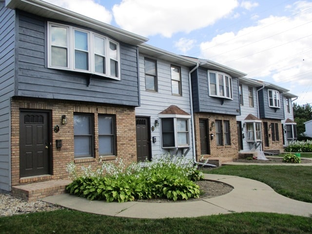1700 Rockingham Dr in Normal, IL - Foto de edificio