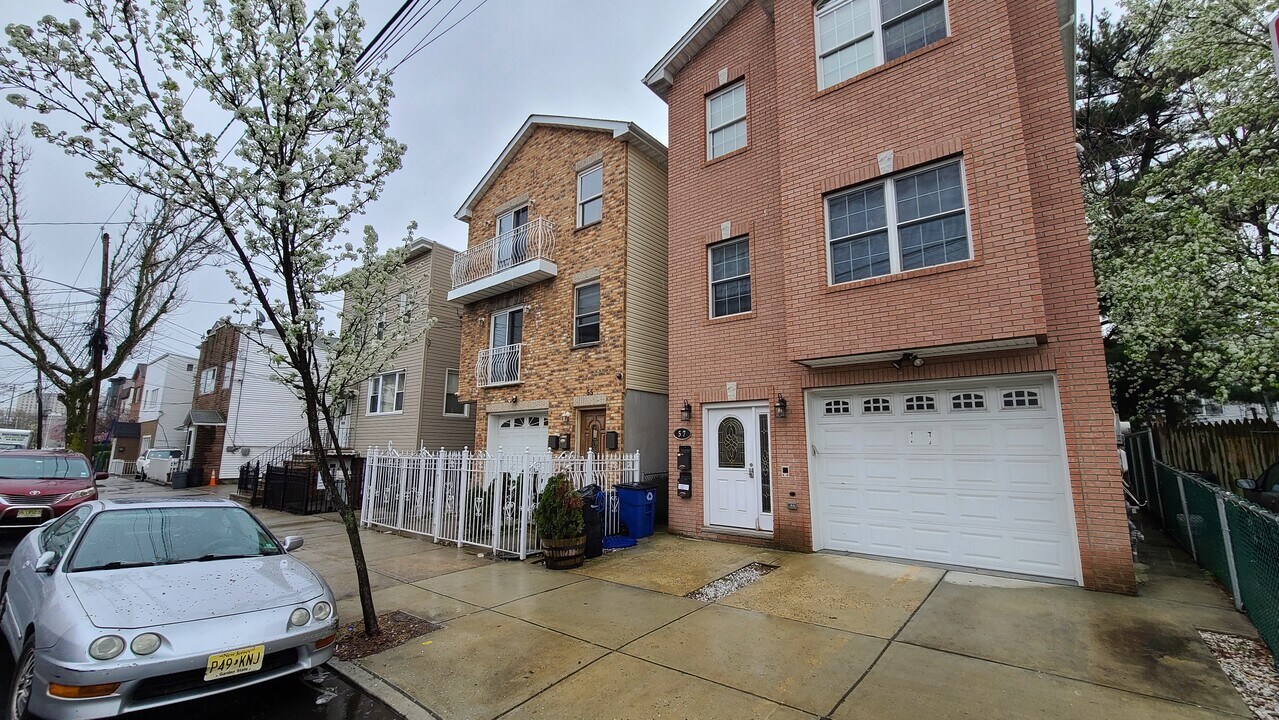 55 Grace St, Unit 1 in Jersey City, NJ - Building Photo